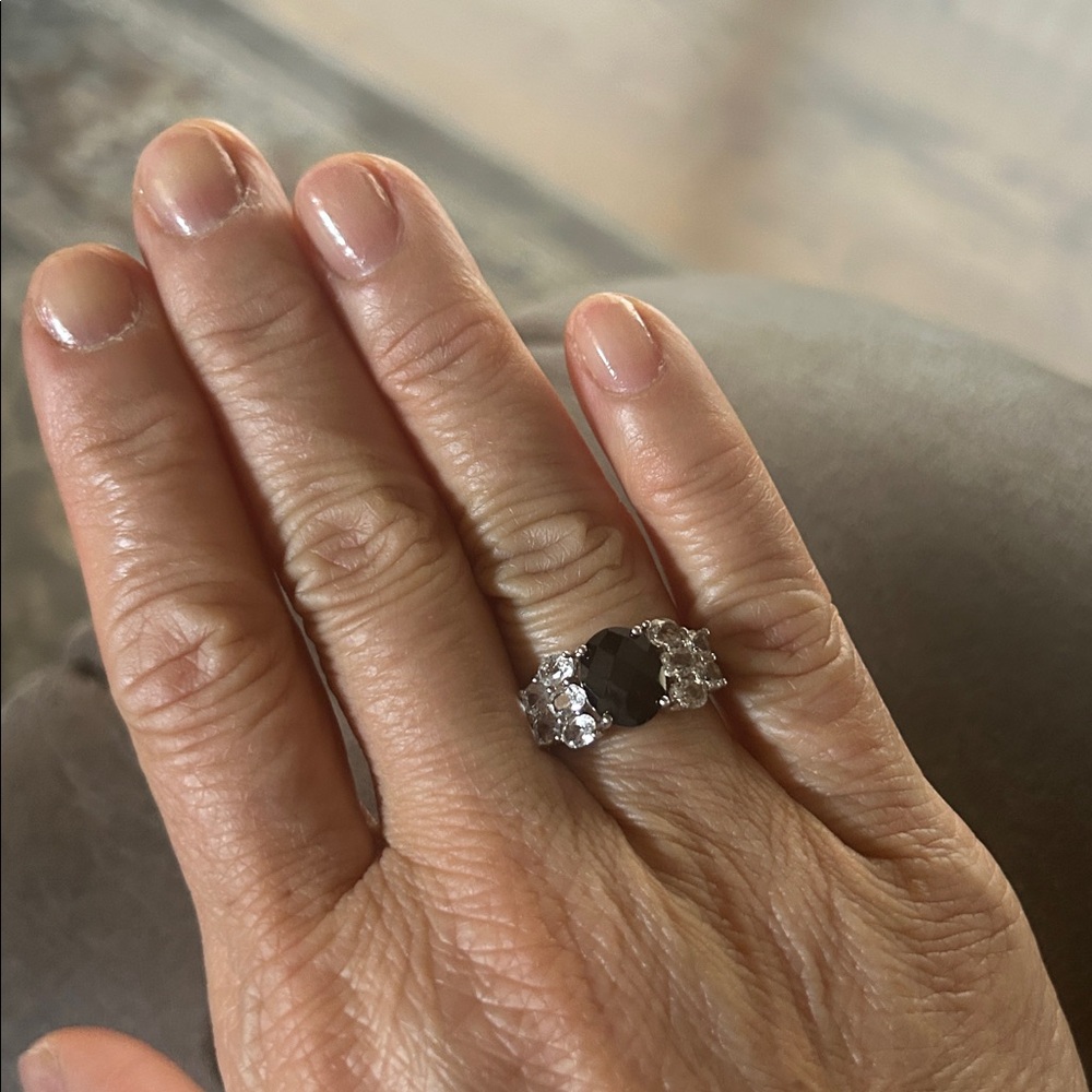 Elegant Black and Silver Ring - Picture 1 of 9
